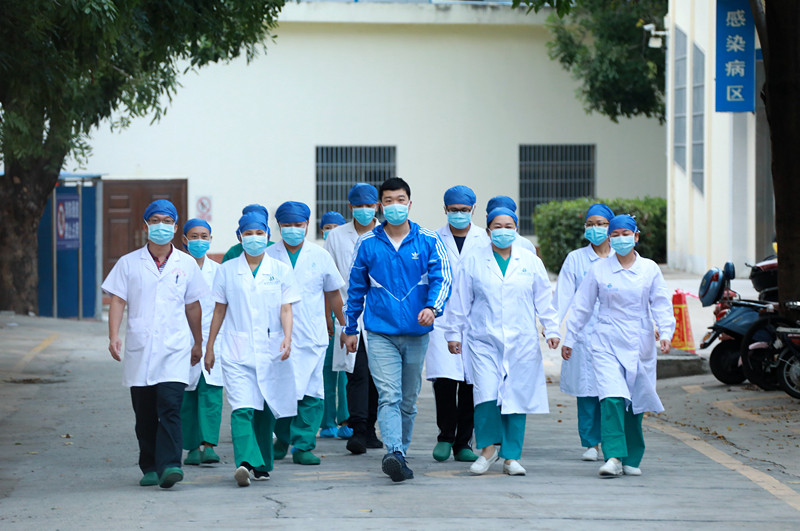 《海南首例冠状病患者三亚治愈出院》01__袁永东摄