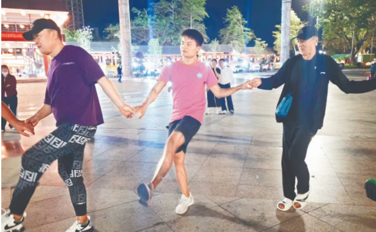 从舞台到广场，礼仪舞如何“跳”进百姓生活