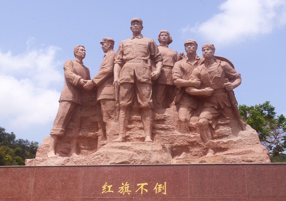 《红旗不倒》_陈学博_玻璃钢自配底座_1.4X1X1.2.jpg