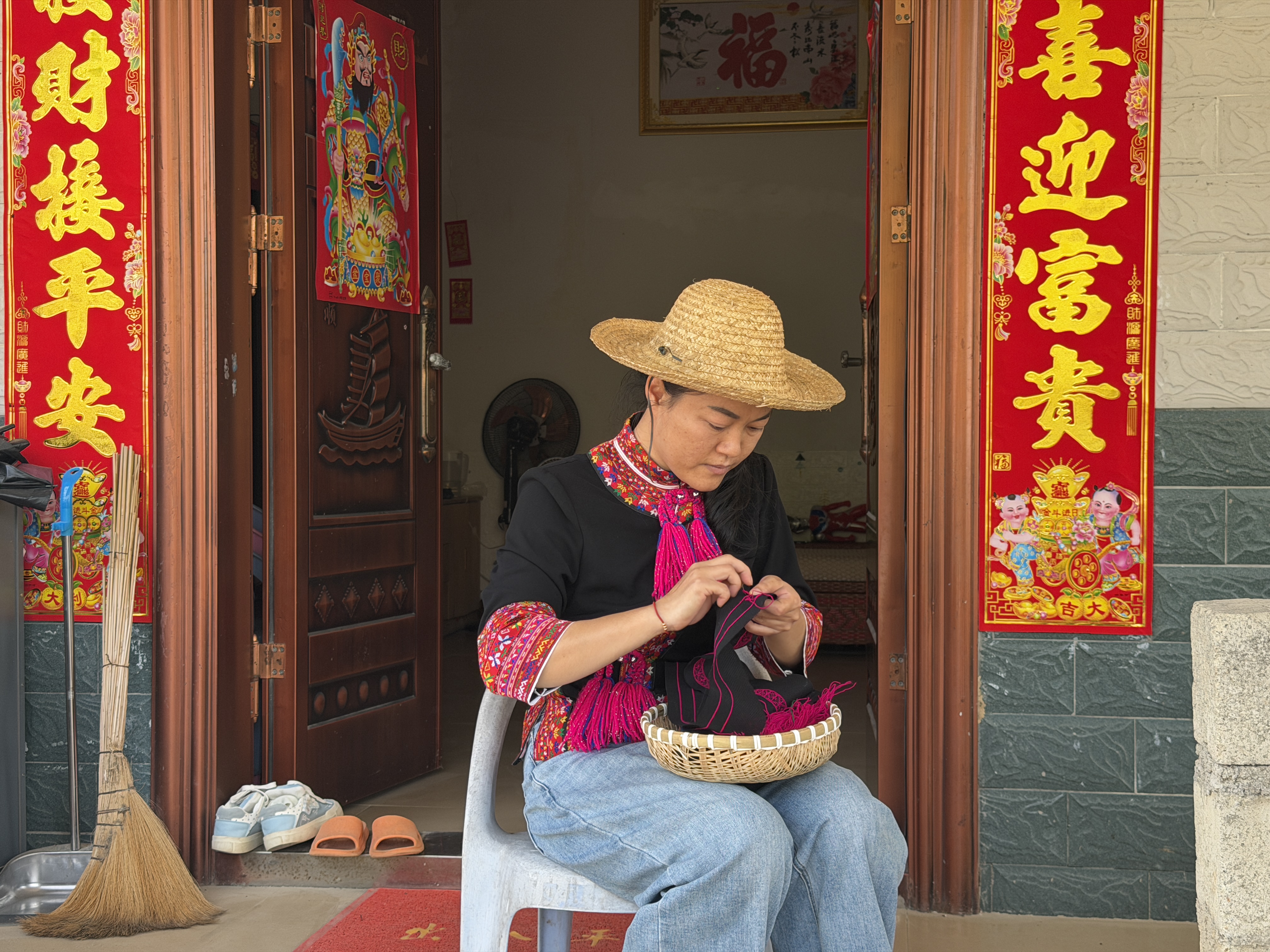晚八点读艺术丨保亭农家妇女邓梦慧 用短视频让苗族文化走向全国