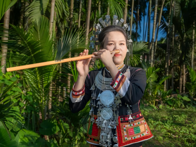 晚八点读艺术丨用鼻子吹奏乐器？黄海林吹响黎乐新声